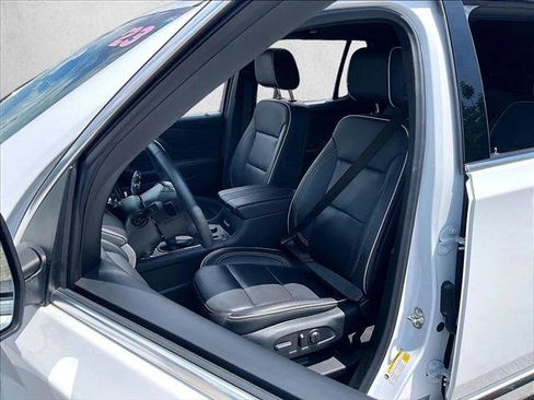 Used 2023 Chevrolet Traverse Premier FWD image 27