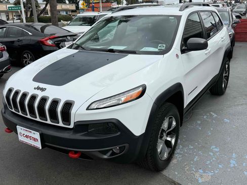 Used 2018 Jeep Cherokee Trailhawk image 7