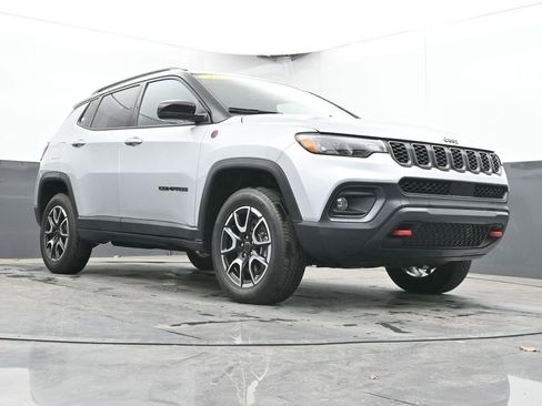 Used 2025 Jeep Compass Trailhawk AWD/4WD image 46