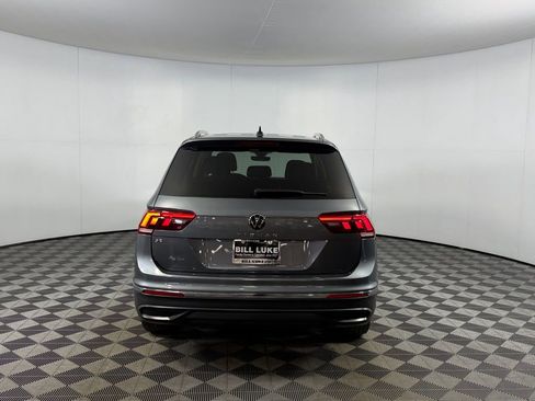 Used 2024 Volkswagen Tiguan SE w/ Panoramic Sunroof Package FWD image 7