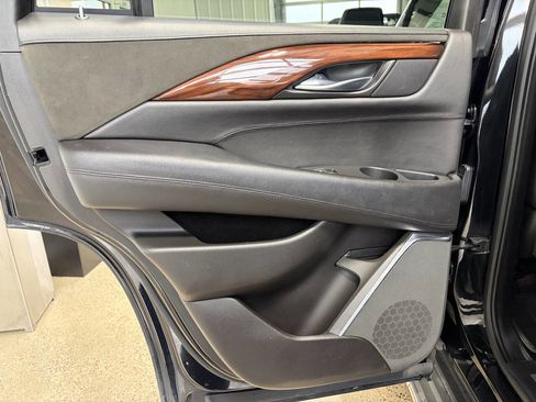 Used 2016 Cadillac Escalade Luxury image 32