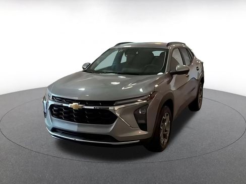 Used 2025 Chevrolet Trax LT FWD image 7