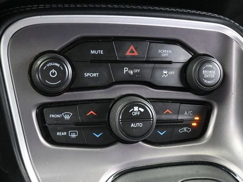 Used 2022 Dodge Challenger SXT w/ Driver Convenience Group RWD image 20
