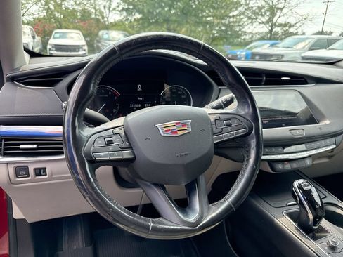 Used 2021 Cadillac XT4 Luxury w/ Cold Weather Package FWD image 11