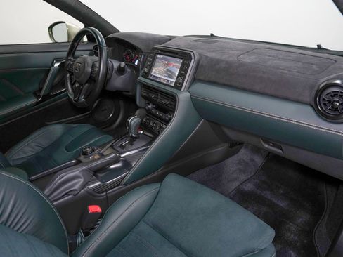 Used 2024 Nissan GT-R T-spec Dual-clutch 6-Speed Tra w/ Floor Mat Package image 31