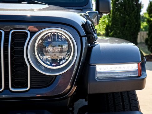 Used 2025 Jeep Wrangler Unlimited Sahara AWD/4WD image 6