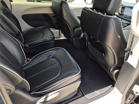 Used 2022 Chrysler Pacifica Limited FWD image 18
