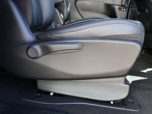 Used 2024 Chrysler Pacifica Limited FWD image 14