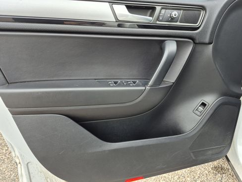 Used 2014 Volkswagen Touareg Sport image 14