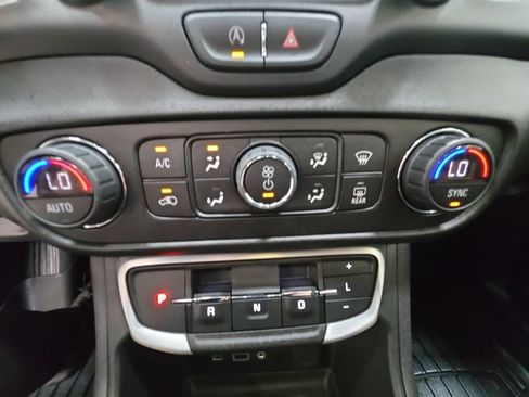 Certified 2022 GMC Terrain SLT w/ Infotainment Package II AWD/4WD image 17