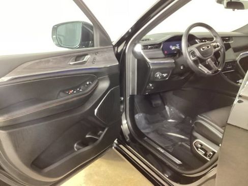 Used 2025 Jeep Grand Cherokee Overland w/ Adv Protech Group III AWD/4WD image 9
