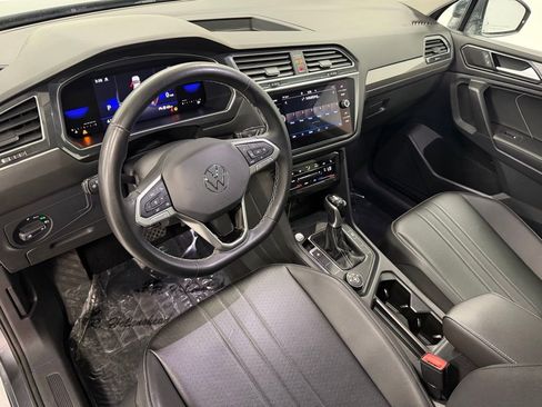 Used 2022 Volkswagen Tiguan SE w/ Panoramic Sunroof Package image 12