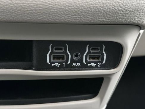 Used 2024 Chrysler Pacifica Limited FWD image 21