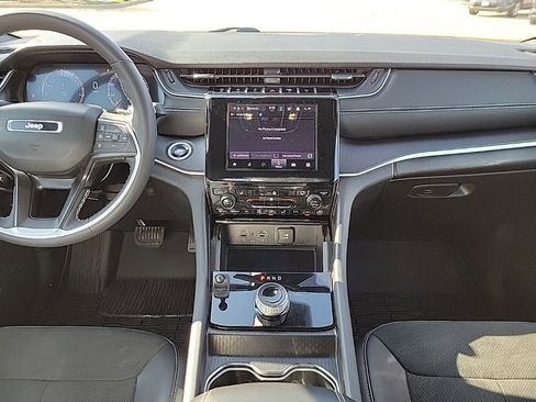 Used 2025 Jeep Grand Cherokee Altitude AWD/4WD image 12
