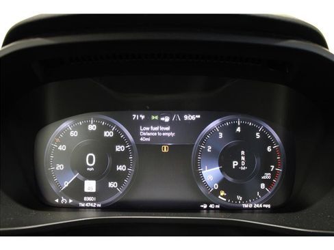 Used 2022 Volvo XC40 T5 Momentum image 29