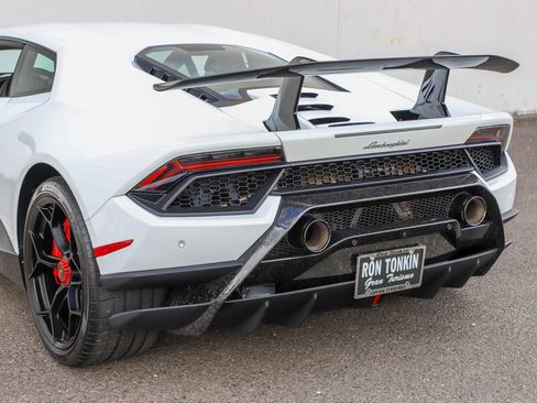 Used 2018 Lamborghini Huracan Performante AWD/4WD image 17