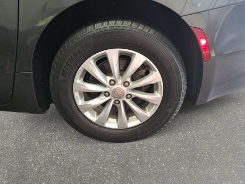 Used 2017 Chrysler Pacifica Touring-L FWD image 34