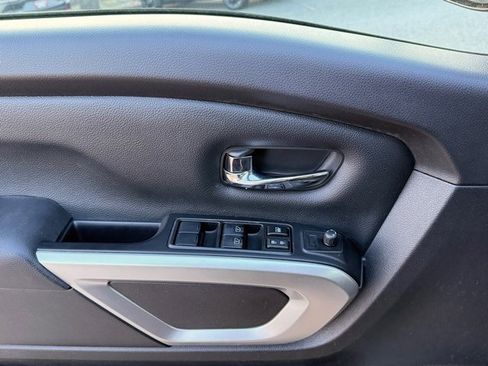 Used 2019 Nissan Titan SV w/ SV Convenience Package image 15