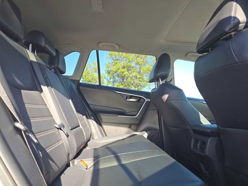 Used 2022 Toyota RAV4 XLE Premium image 12