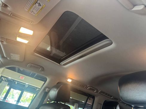 Used 2017 INFINITI QX80 2WD w/ Deluxe Technology Package image 12