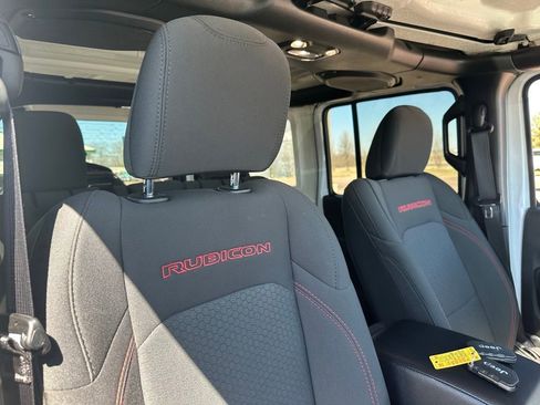 Used 2022 Jeep Wrangler Unlimited Rubicon w/ Cold Weather Group image 31
