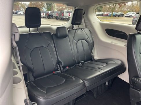 Used 2024 Chrysler Pacifica Touring-L image 32