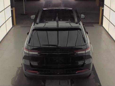 Used 2025 Jeep Grand Cherokee Altitude image 10