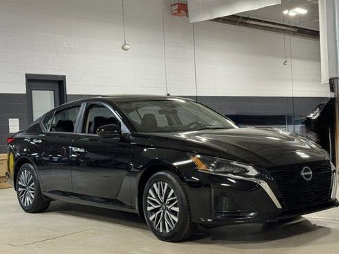 Used 2023 Nissan Altima 2.5 SV w/ SV Premium Package image 2