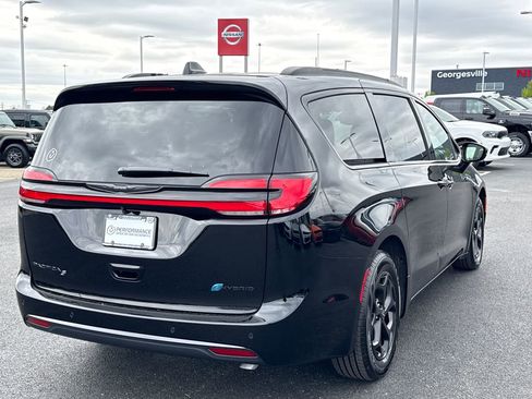 Used 2026 Chrysler Pacifica Premium w/ Quick Order Package 2ET FWD image 3