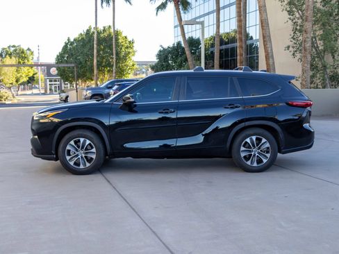 Used 2024 Toyota Highlander XLE FWD image 7