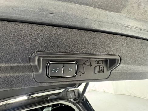 Used 2022 Ford Explorer Limited w/ Equipment Group 301A AWD/4WD image 17
