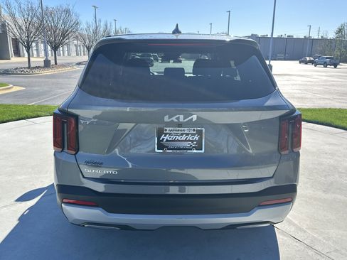 Used 2025 Kia Sorento LX image 9