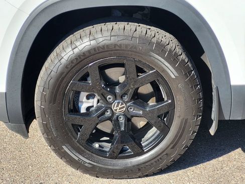 Used 2025 Volkswagen Atlas Peak Edition SE AWD/4WD image 9