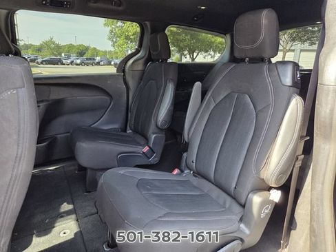 Used 2023 Chrysler Pacifica Touring FWD image 10