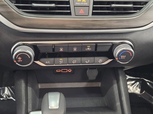 Used 2025 Nissan Altima 2.5 SV image 18