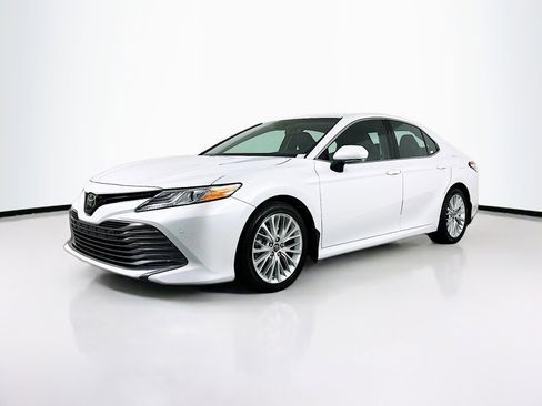 Used 2018 Toyota Camry XLE image 3