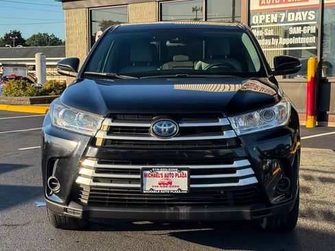 Used 2019 Toyota Highlander LE w/ Carpet Mat Package (TMS) AWD/4WD image 9