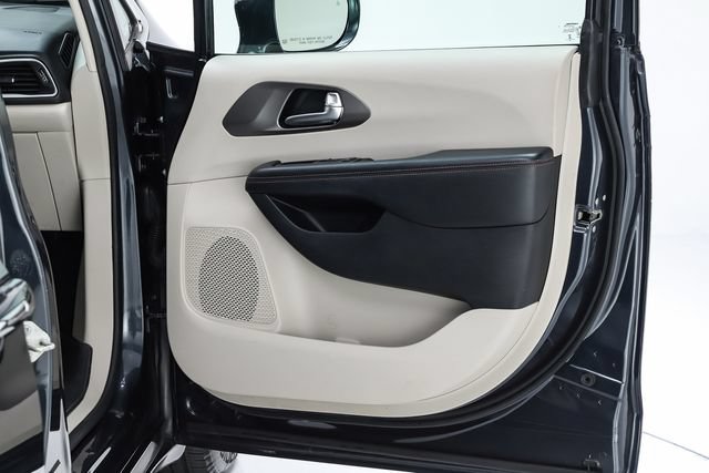 Used 2020 Chrysler Pacifica Touring-L w/ Advanced Safetytec Group FWD image 32