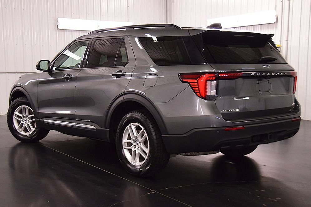 Used 2025 Ford Explorer Active AWD/4WD image 5