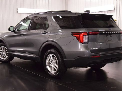 Used 2025 Ford Explorer Active AWD/4WD image 5