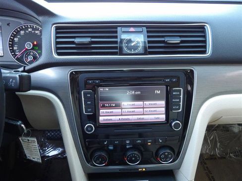 Used 2014 Volkswagen Passat 1.8T SE image 21