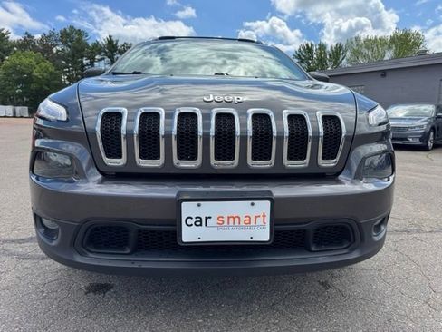 Used 2017 Jeep Cherokee Latitude w/ Cold Weather Group AWD/4WD image 2