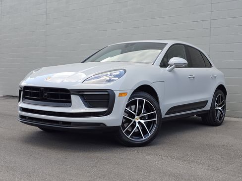 Certified 2025 Porsche Macan image 1