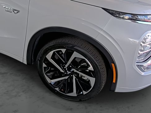 Used 2024 Mitsubishi Outlander 4WD Plug-In Hybrid image 14