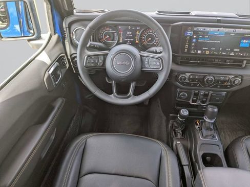 Certified 2025 Jeep Gladiator Sport AWD/4WD image 17