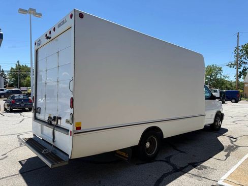 Used 2018 Chevrolet Express 4500 Extended w/ Driver Convenience Package RWD image 8