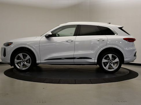 Used 2025 Audi Q5 Premium Plus w/ Premium Plus AWD/4WD image 2