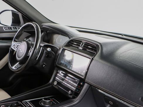 Used 2018 Jaguar F-PACE R-Sport image 26