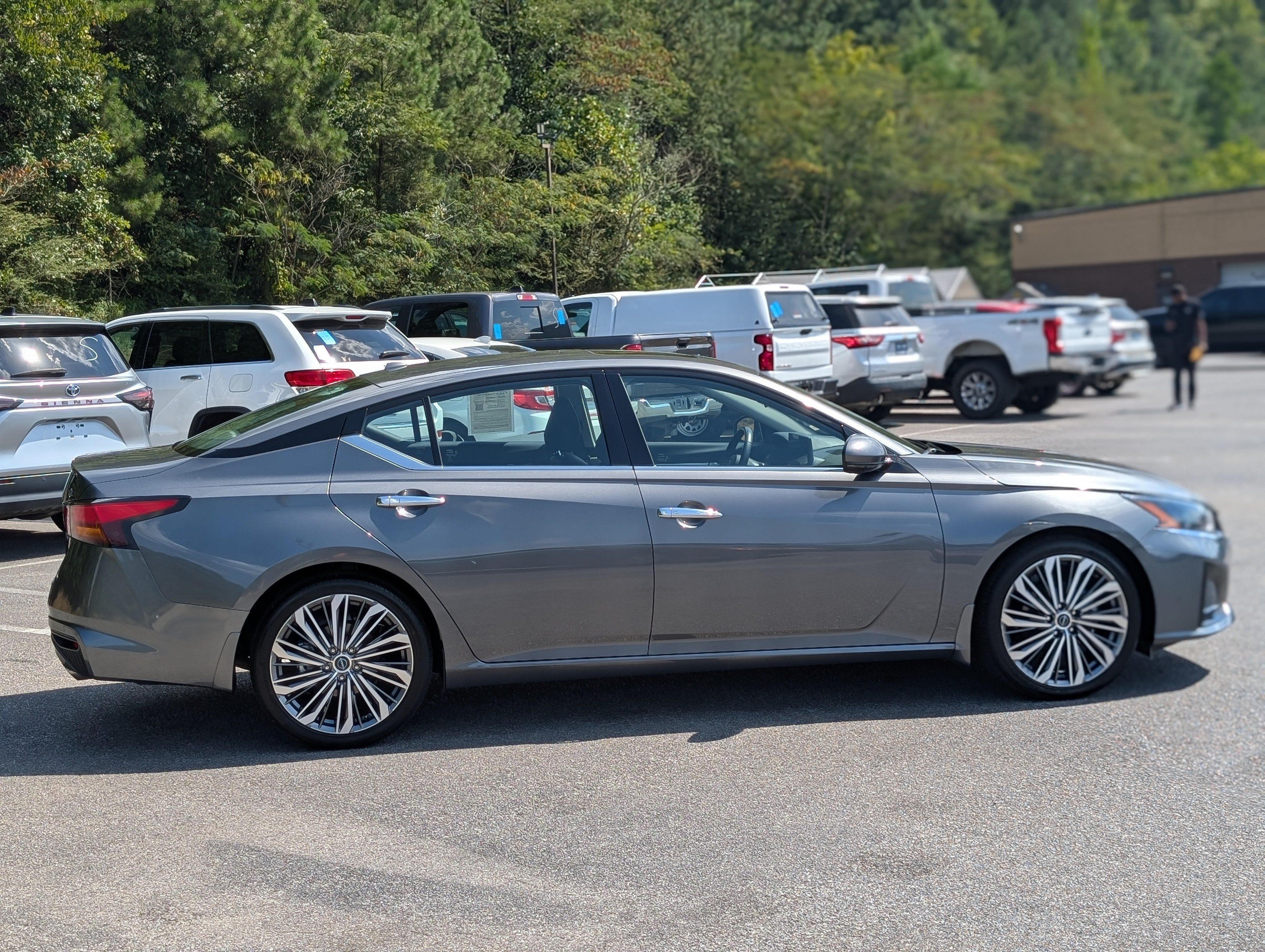 Used 2025 Nissan Altima 2.5 SL FWD image 10