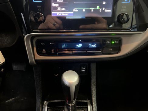 Used 2018 Toyota Corolla LE image 22